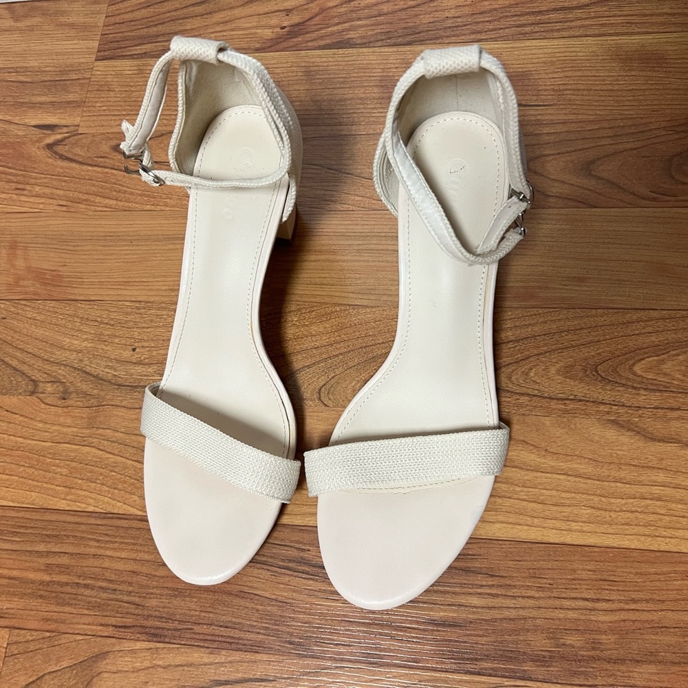 Chic Cream Heels with Chunky Design